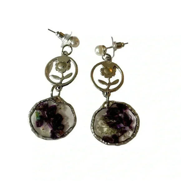 Handcrafted Silver-Tone Floral Dangle Earrings with Pressed Flowers and Pearls - Picture 2 of 3